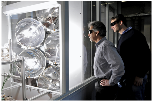 Doctoral student Philipp Furler and Prof. Aldo Steinfeld during the experimental investigation of the solar thermochemical reactor under (simulated) concentrated solar radiation.
