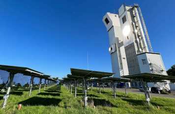Synhelion’s solar fuel technology in operation under concentrated solar radiation at the DLR solar tower facility in Jülich, Germany (Photo credit: Synhelion)